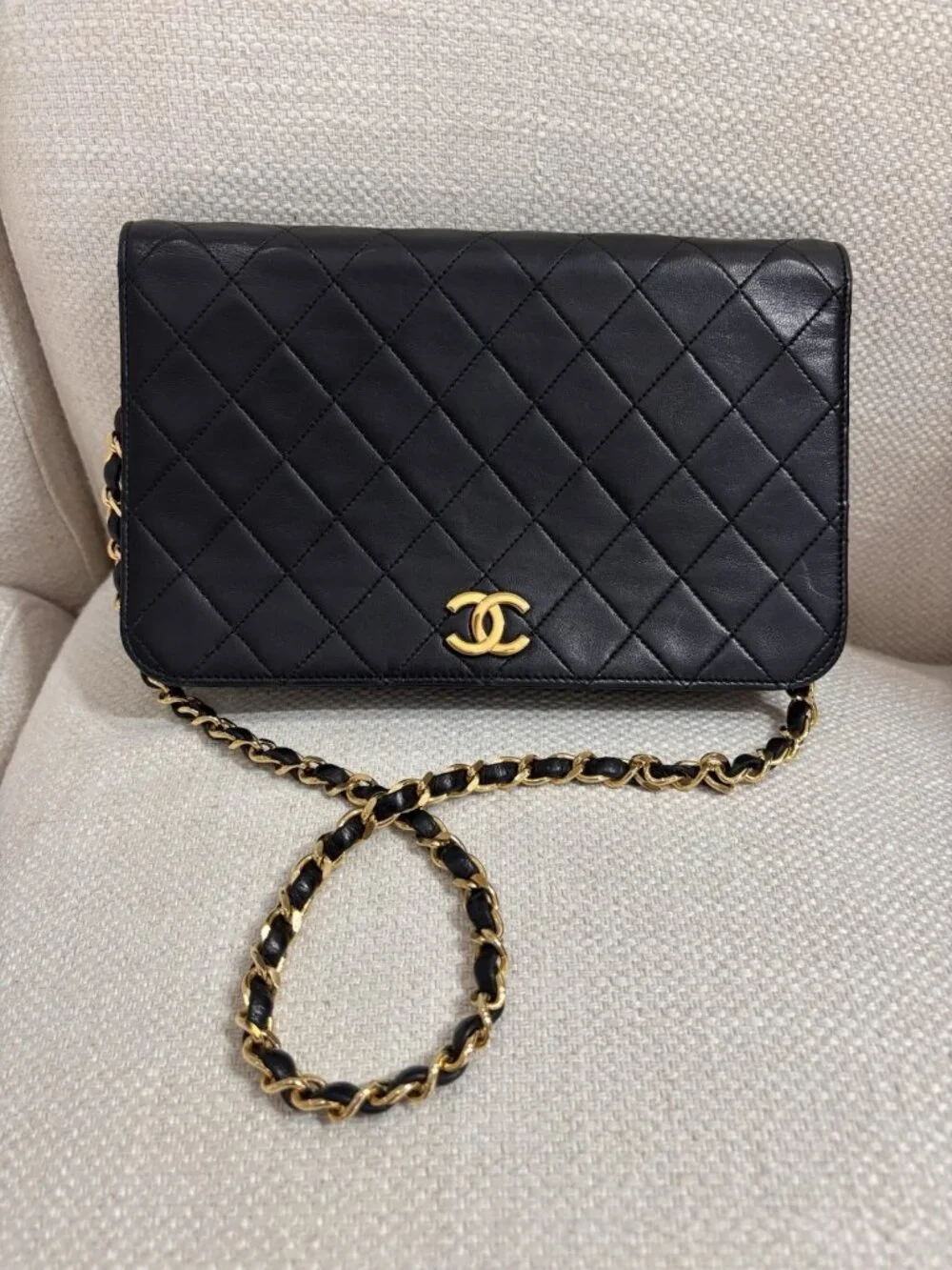 Authentic CHANEL single flap black lambskin bag classic 24k gold hardware